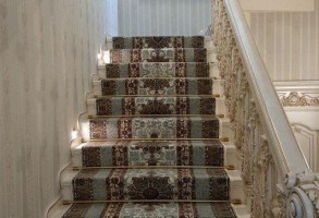 Укладка ковролина и ковровых дорожек на лестницу