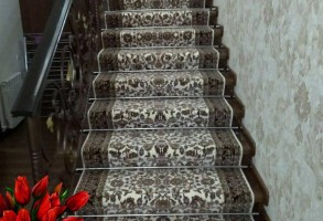 Укладка ковролина и ковровых дорожек на лестницу